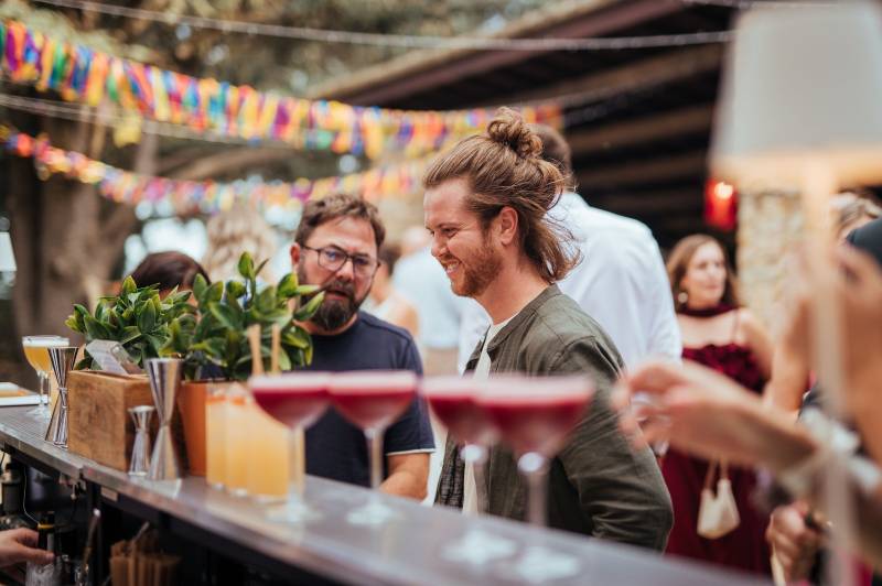 Le bar à cocktails mobile, une idée tendance pour votre mariage dans la Drôme