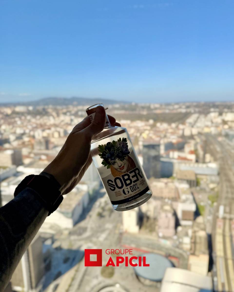 Mixologue en démonstration de cocktails sans alcool à Lyon