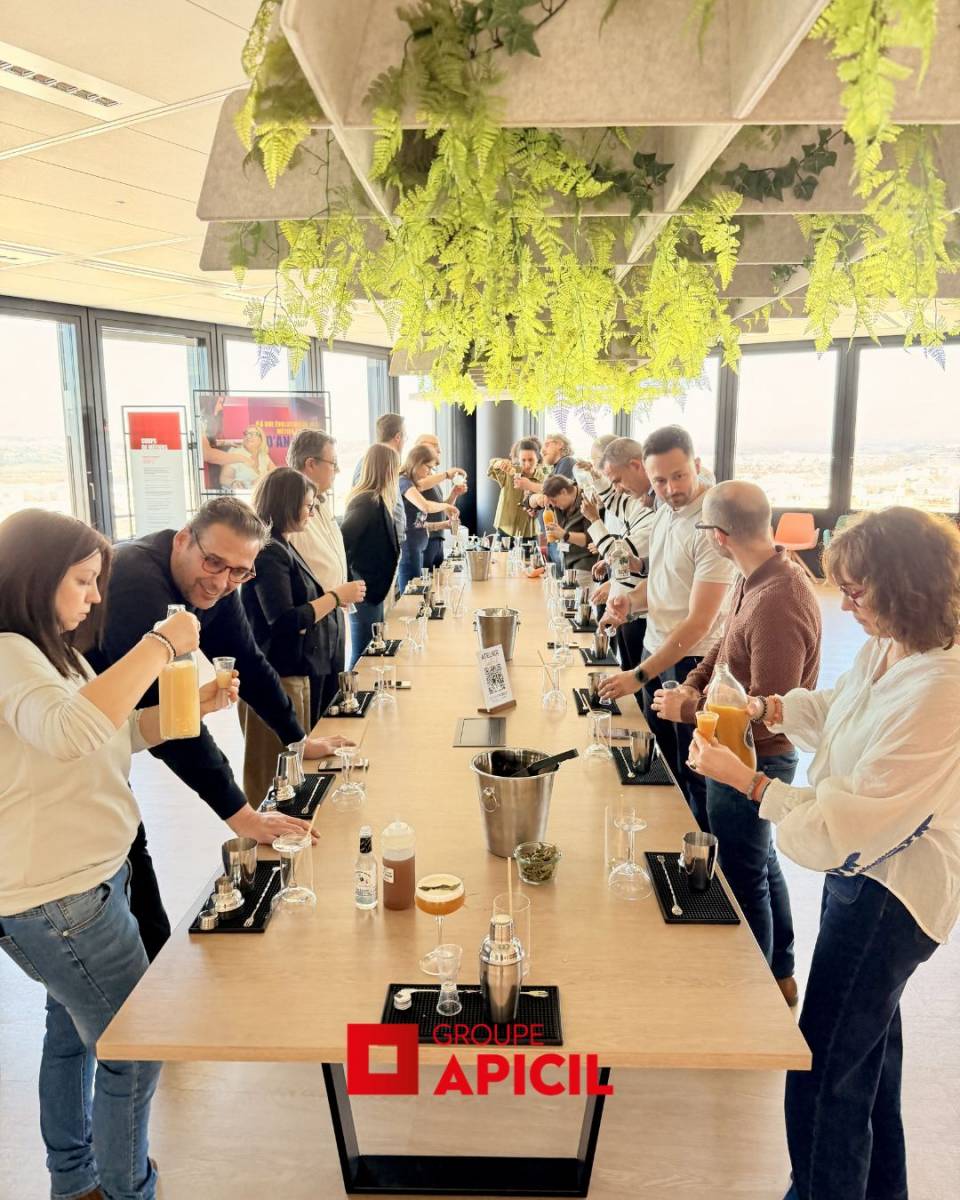 Réalisation de cocktails signature sans alcool par les participants