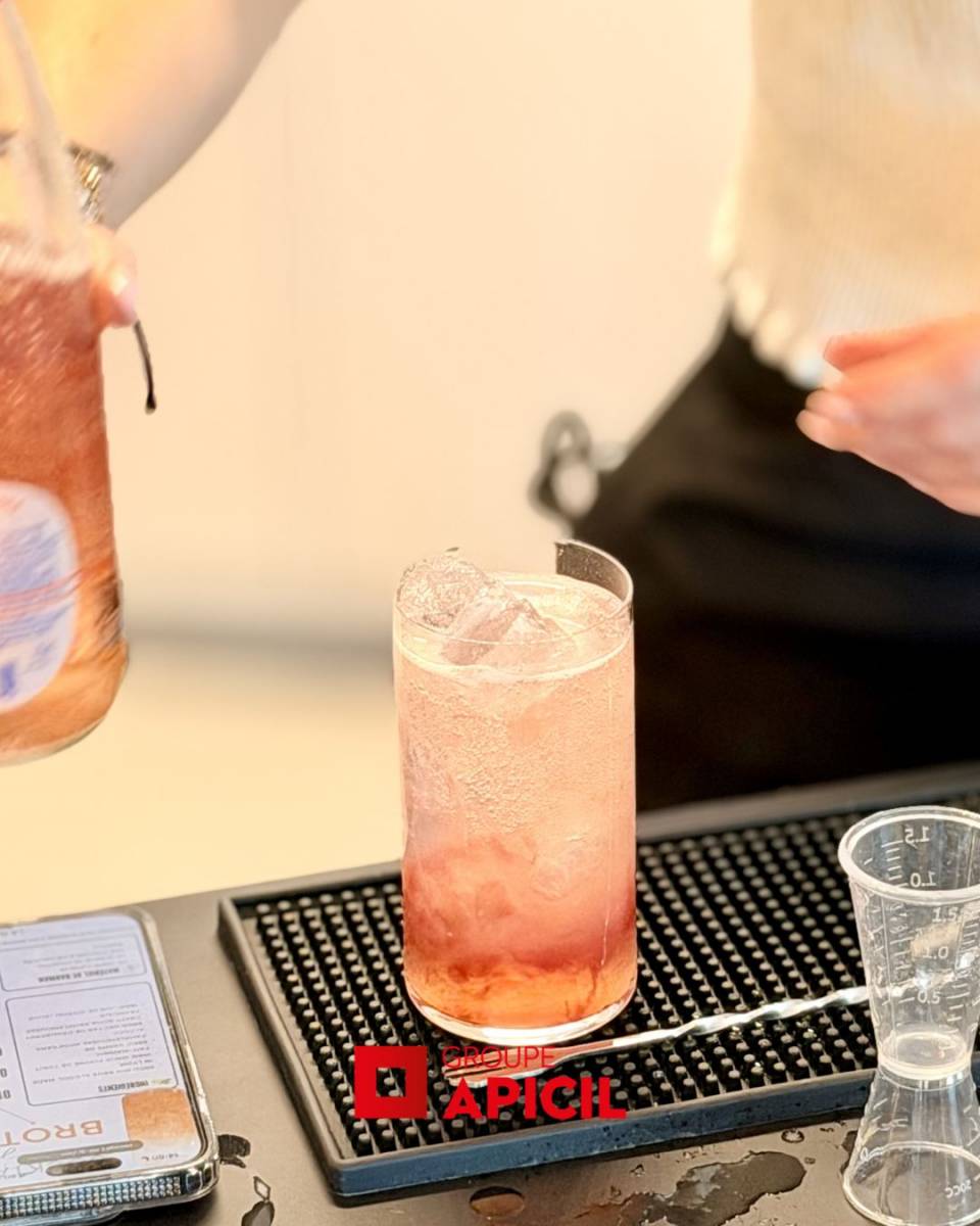 Moment convivial autour d’un atelier cocktails pour collaborateurs APICIL