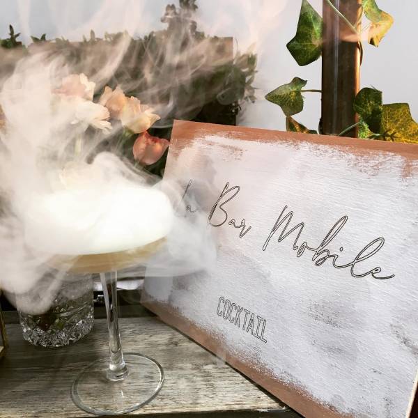 Cocktail haut de gamme avec une bulle de fumée pour votre mariage à Lyon 7