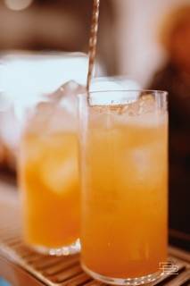 Un bar qui devient le cœur de la fête