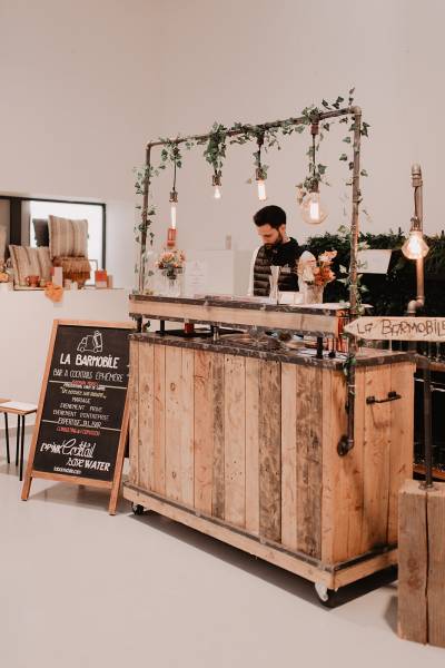 Bar à cocktails en bois atypique pour votre mariage dans la Drôme 