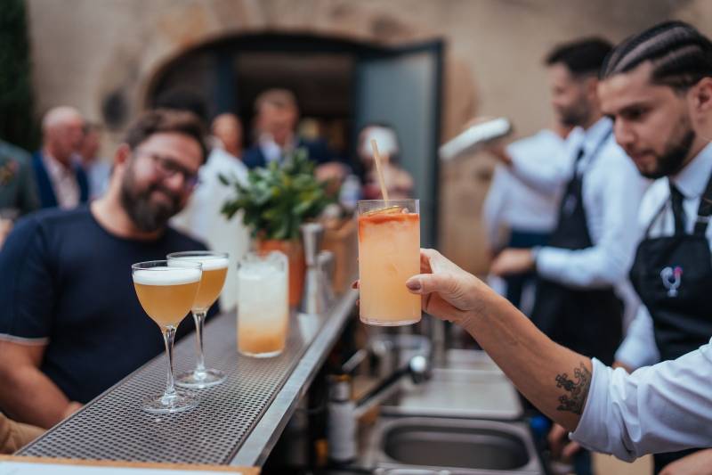 Créer un moment unique lors du vin d’honneur grâce à la mixologie