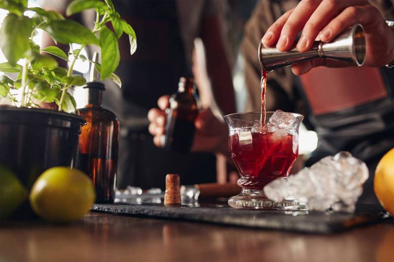 Formation professionnelle barman à Lyon : manier toutes les techniques de la mixologie