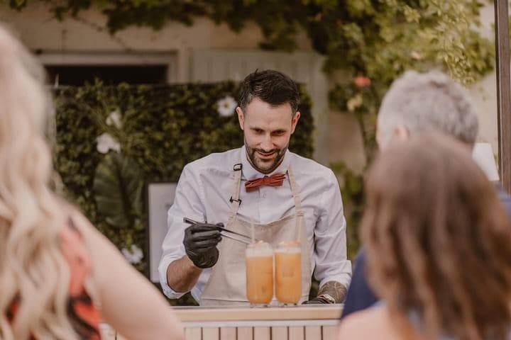 Bar à cocktails mobile au cœur d’un mariage à la montagne
