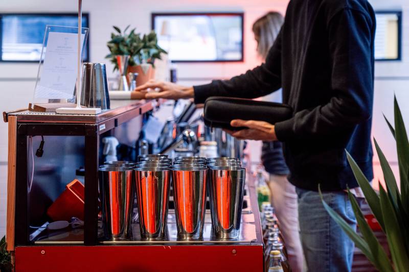 Un cocktail signature préparé en direct pour les fêtes de fin d’année