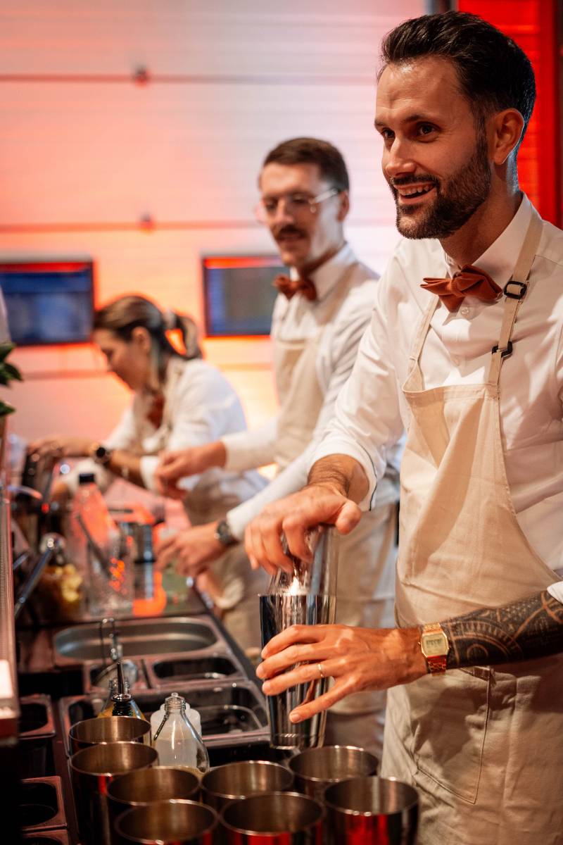 Ambiance festive avec notre bar à cocktails mobile sur-mesure