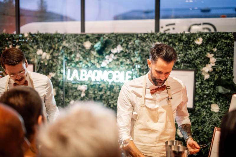 Un Noël interactif : Les invités participent à la création de leurs cocktails