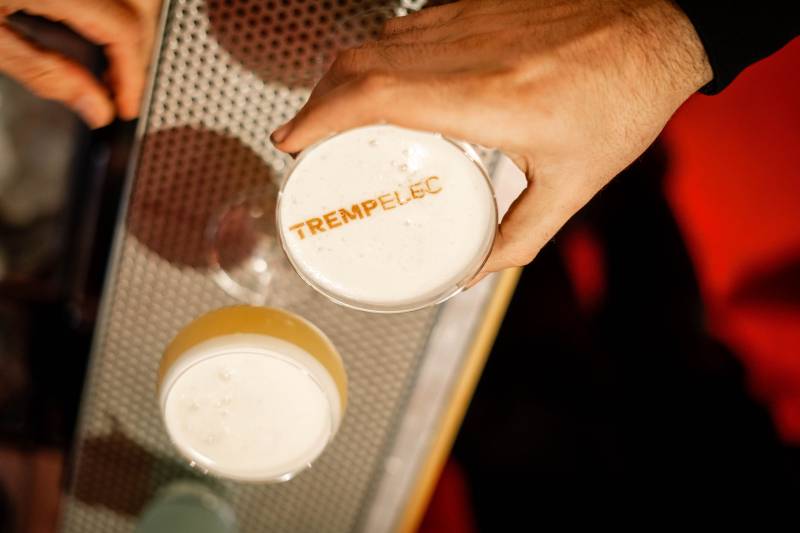 Démonstration de mixologie lors d'un événement professionnel à Bourgoin