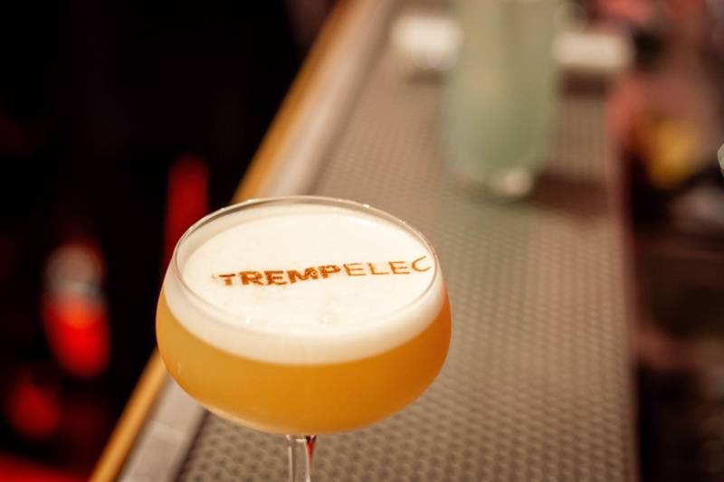 Cocktails personnalisés sous les lumières de Noël