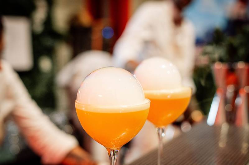 Nos barmen professionnels à l’œuvre pour une prestation sur-mesure