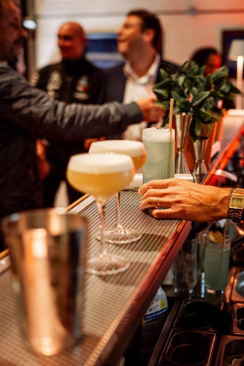 Un bar à cocktails mobile qui apporte convivialité et élégance à votre événement