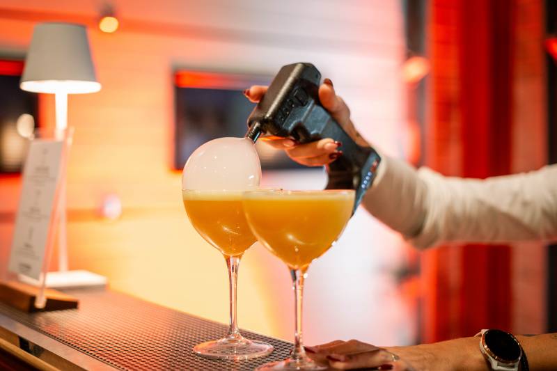 Cocktail signature La Barmobile avec bulle de fumée, service haut de gamme pour mariage et événement