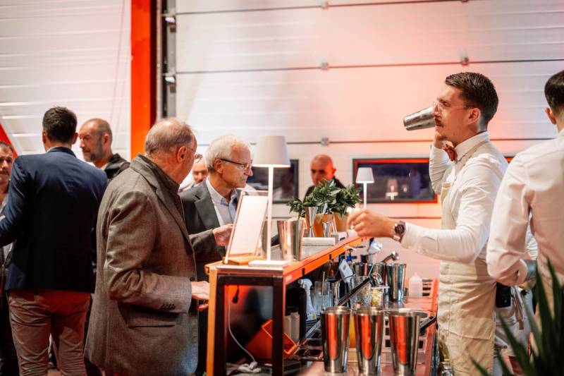 Des moments de convivialité autour du bar à cocktails mobile