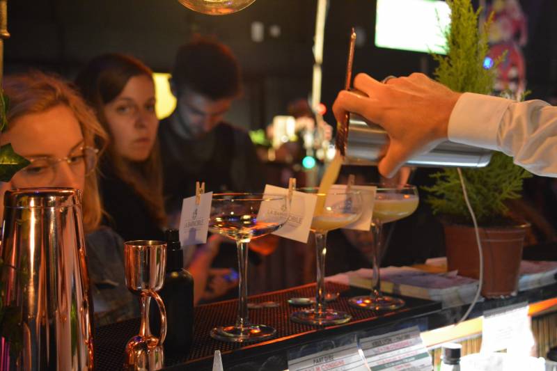 Festival publique, service de cocktails aux subsistances