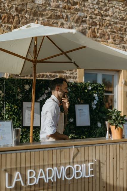 Ambiance chic et festive autour du bar mobile