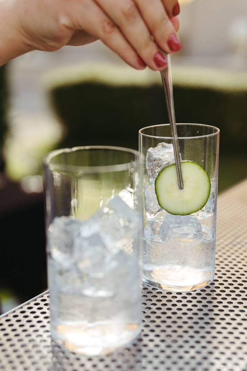 Cocktails personnalisés préparés par un barman mobile