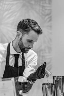 Ambiance festive autour du bar à cocktails mobile