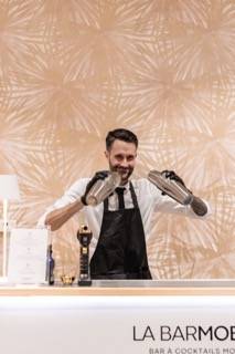 Barman en action lors d’un événement municipal