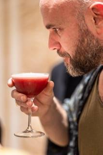 Bar mobile illuminé en soirée pour une réception municipale réussie