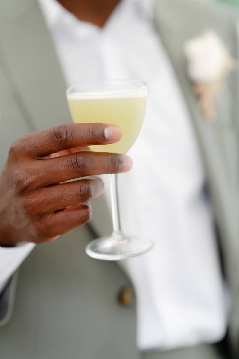 Un Instant Convivial Autour du Bar à Cocktails