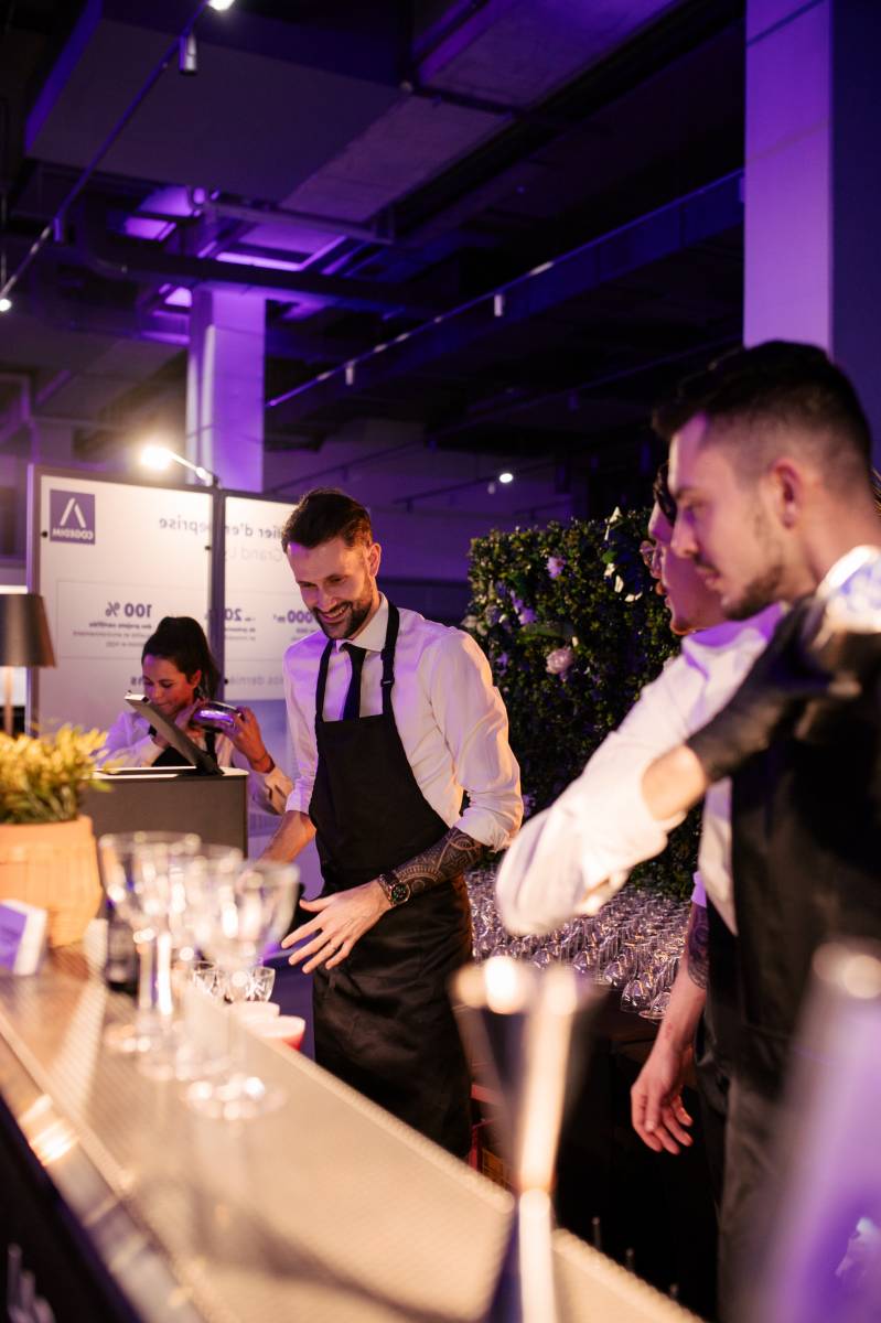 Préparation de cocktails signature en mixologie événementielle lors d’un événement corporate à Lyon.