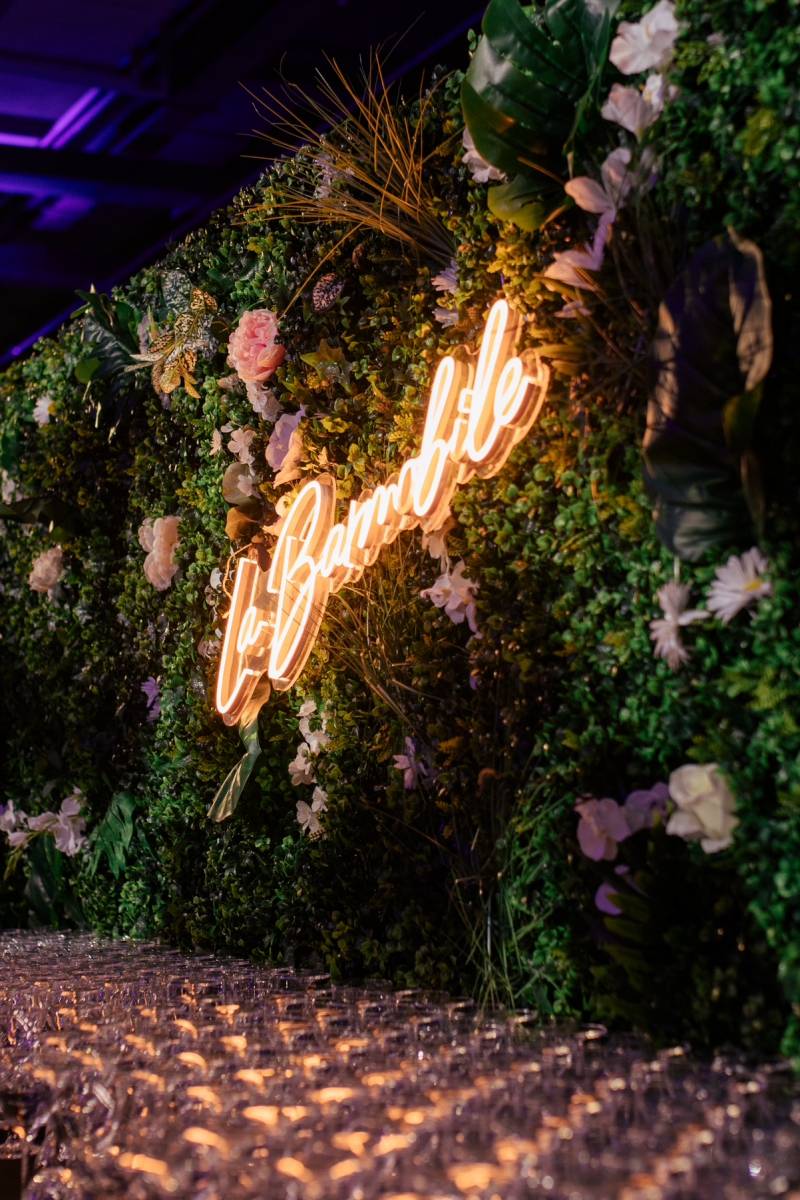 Animation autour d’un bar à cocktails mobile pour un événement d’entreprise à Lyon, favorisant interaction et convivialité.