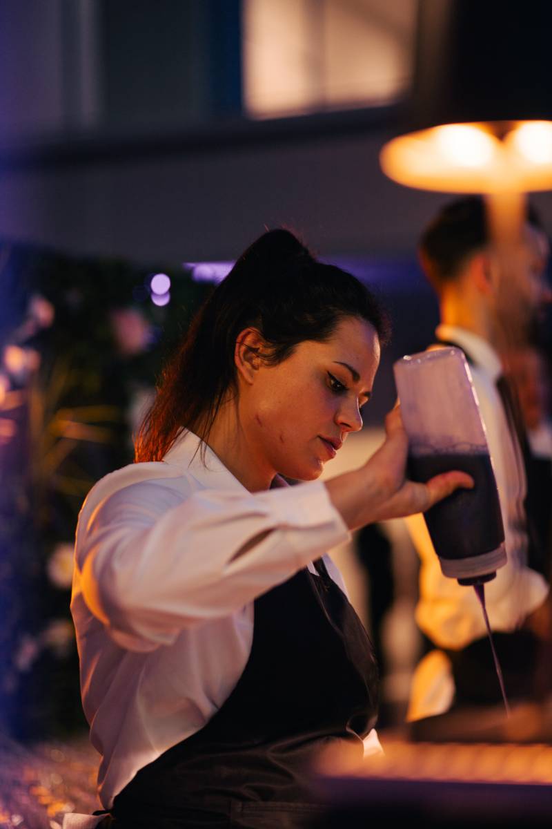 Bar à cocktails mobile lors d’un événement d’entreprise à Lyon, point central des échanges et de l’ambiance.