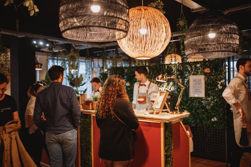 Un moment convivial autour de cocktails préparés à la minute