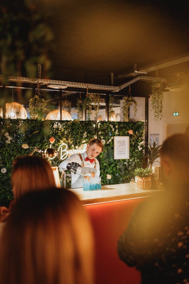 Élégance et créativité : Un barman expert aux Vœux du Maire à Lyon