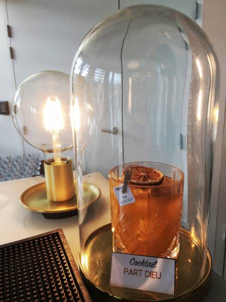 service de cocktails haut de gamme pour votre anniversaire au rooftop 52 à Confluence