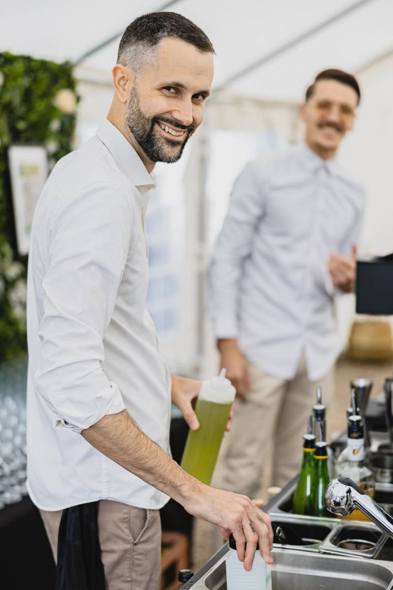 Bar à cocktails mobile installé dans un domaine du Beaujolais — un comptoir qui devient décor.