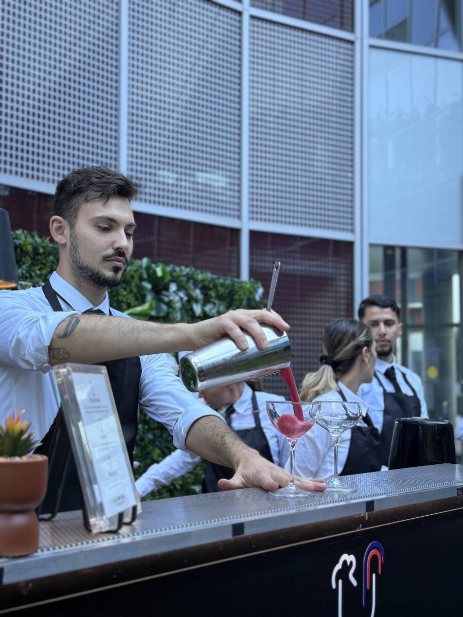 Service de cocktails signature lors d'un afterwork professionnel à Lyon par La Barmobile