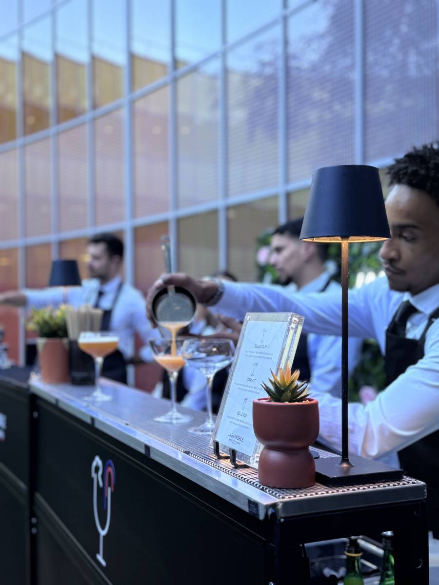  Le bar à cocktails mobile La Barmobile installé pour un afterwork entreprise en extérieur à Lyon