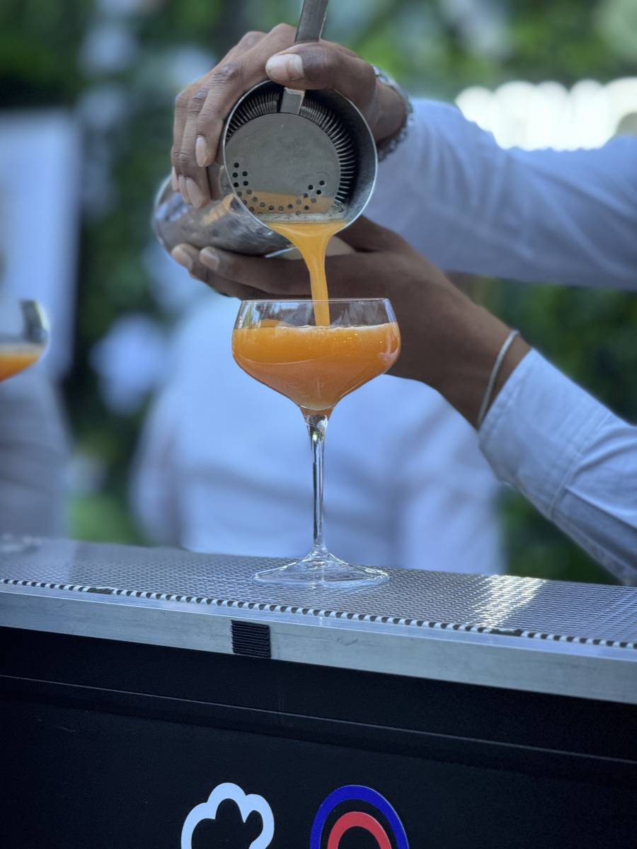 Réalisation d'un cocktail maison à la minute par les mixologues de La Barmobile