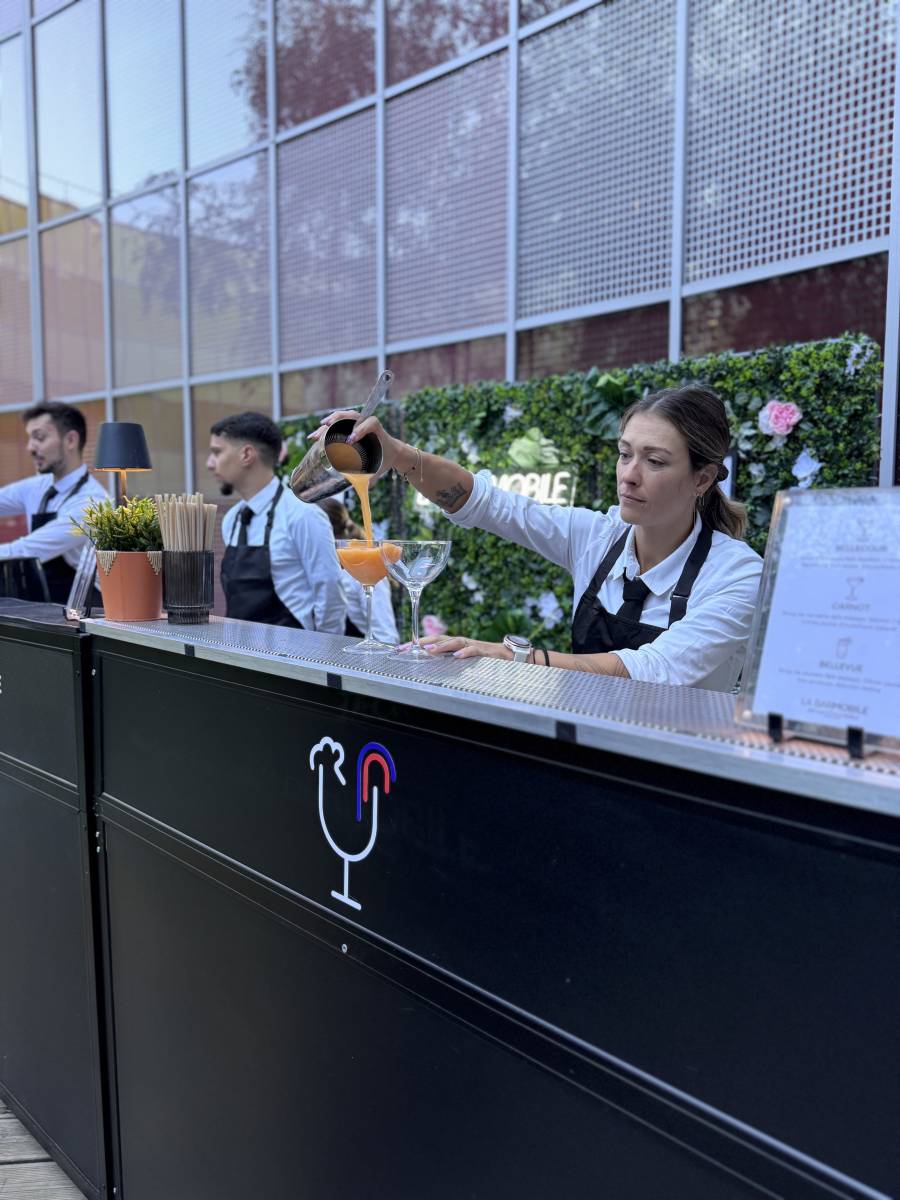 Le Personnel de l’Hôpital Jean Mermoz Réuni Autour de Notre Bar Mobile