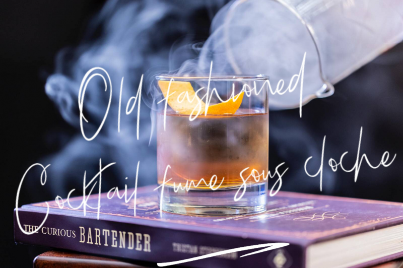Cocktail bourbon old fashioned fumé sous cloche à Lyon