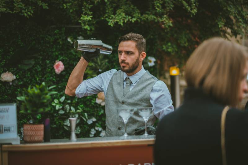 Barman mixologue professionnel pour votre vin d'honneur à Annecy