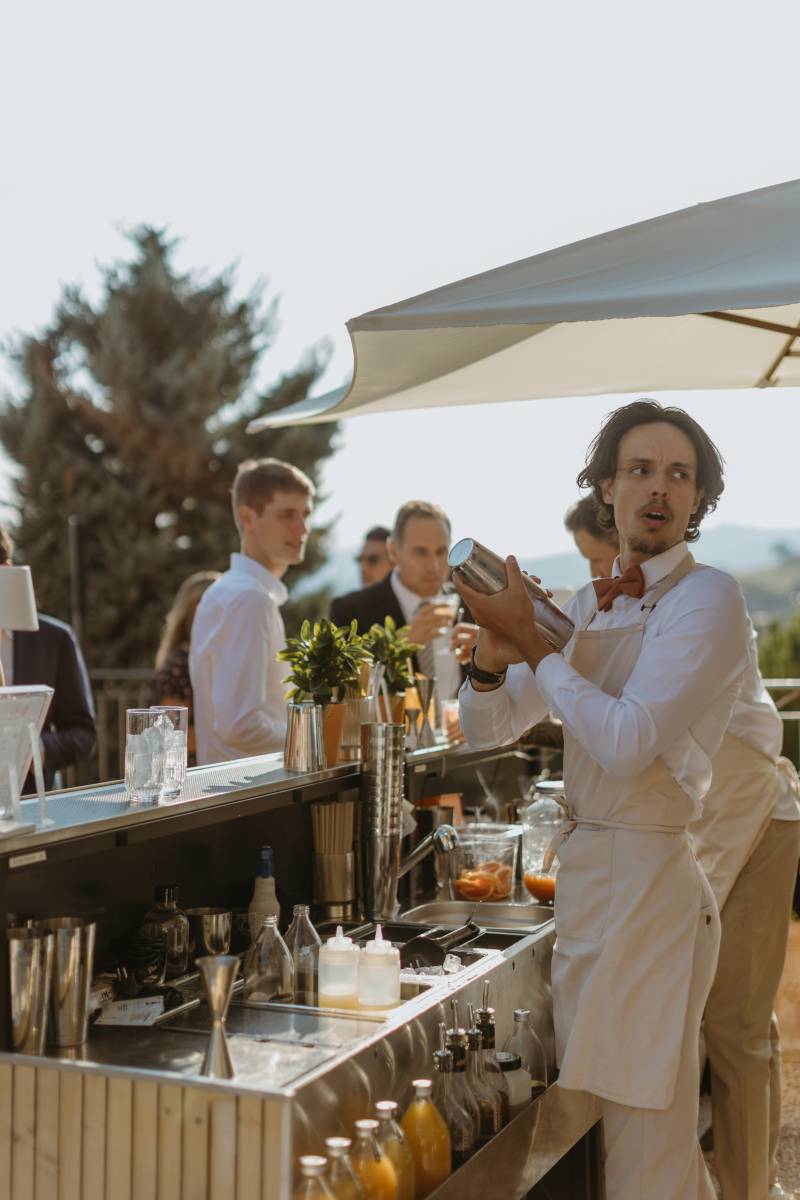 Bar à cocktails mobile lors d’un vin d’honneur de mariage autour de Lyon, point central des échanges entre invités