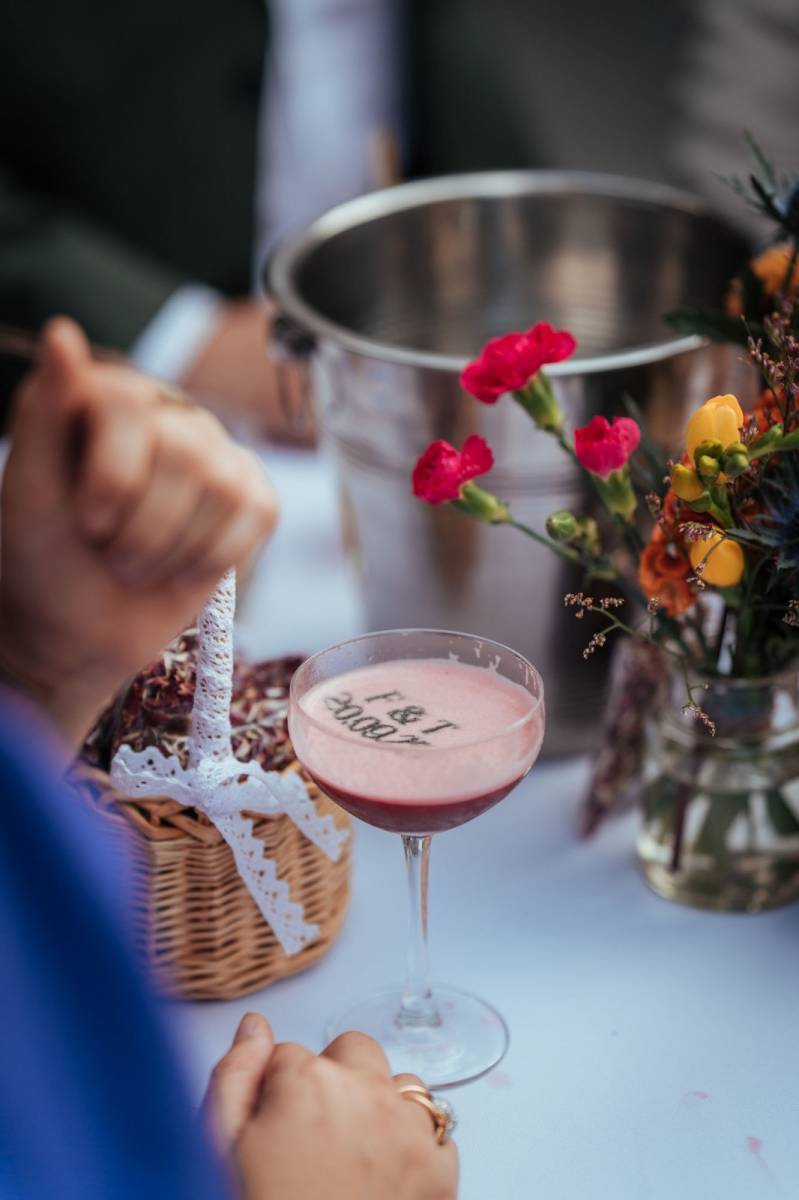 Bar à cocktails mobile lors d’un vin d’honneur de mariage autour de Lyon, point central des échanges entre invités