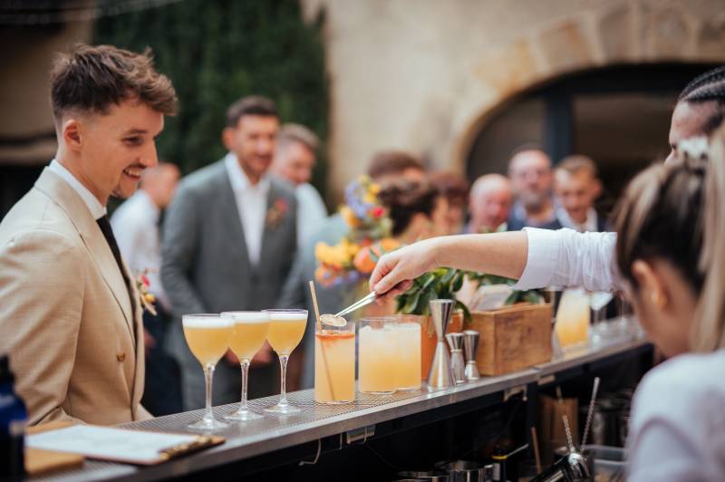 Service de cocktails sur mesure par La Barmobile pendant un mariage dans la région lyonnaise