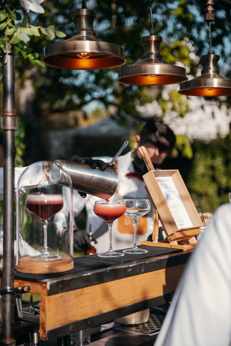Vin d’honneur de mariage autour de Lyon avec bar à cocktails mobile professionnel et service fluide