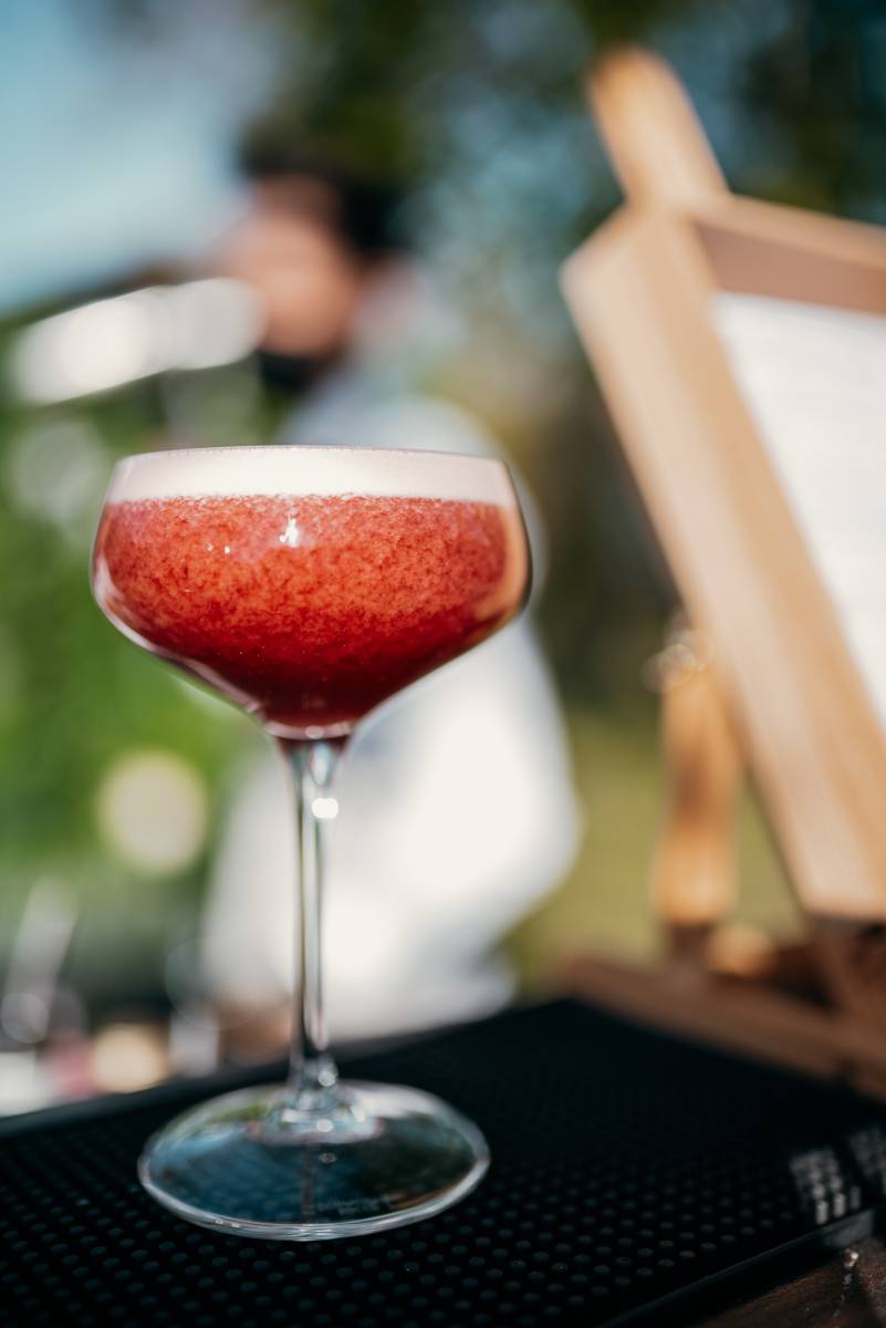 Préparation de cocktails sur mesure lors d’un mariage dans la région lyonnaise