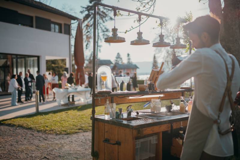 Ambiance conviviale autour du bar pendant un vin d’honneur de mariage près de Lyon
