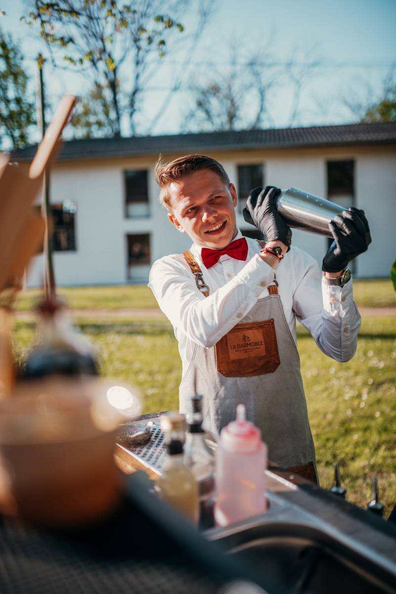 Installation d’un bar à cocktails mobile design pour un mariage autour de Lyon.