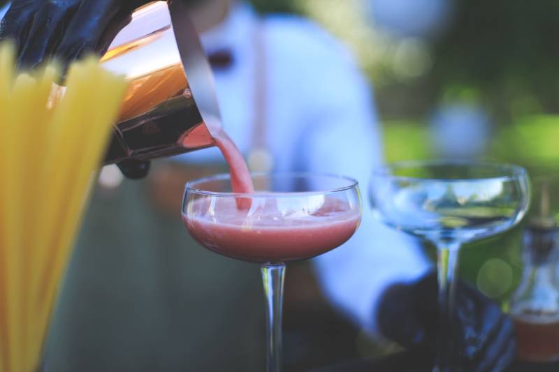 Service de cocktails par un barman professionnel lors d’un mariage autour de Lyon.