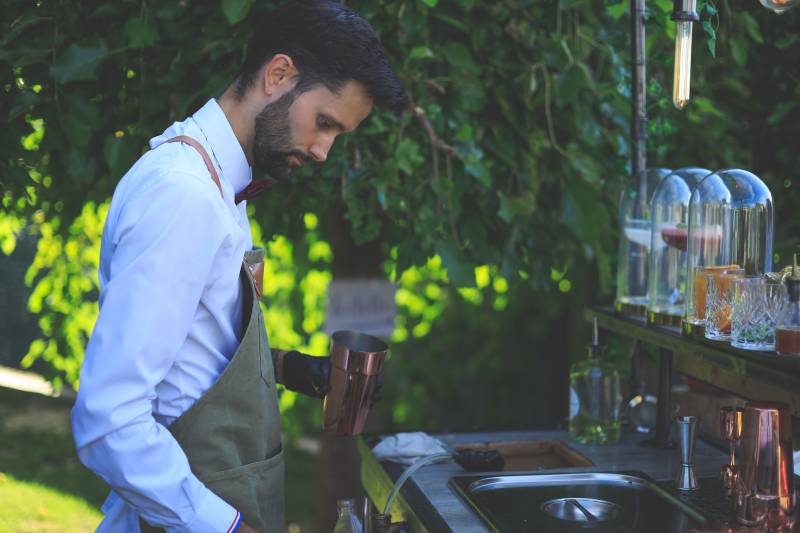 Barman professionnel préparant des cocktails lors d’un mariage autour de Lyon