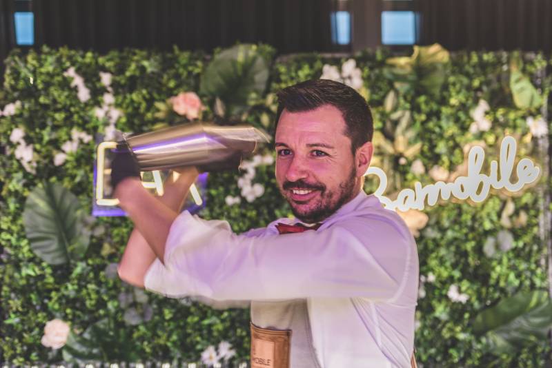 Ambiance Conviviale autour du Bar Mobile