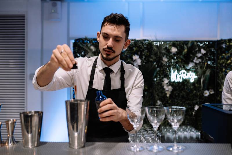 Visiteurs captivés : Le bar à cocktails comme point de rencontre incontournable